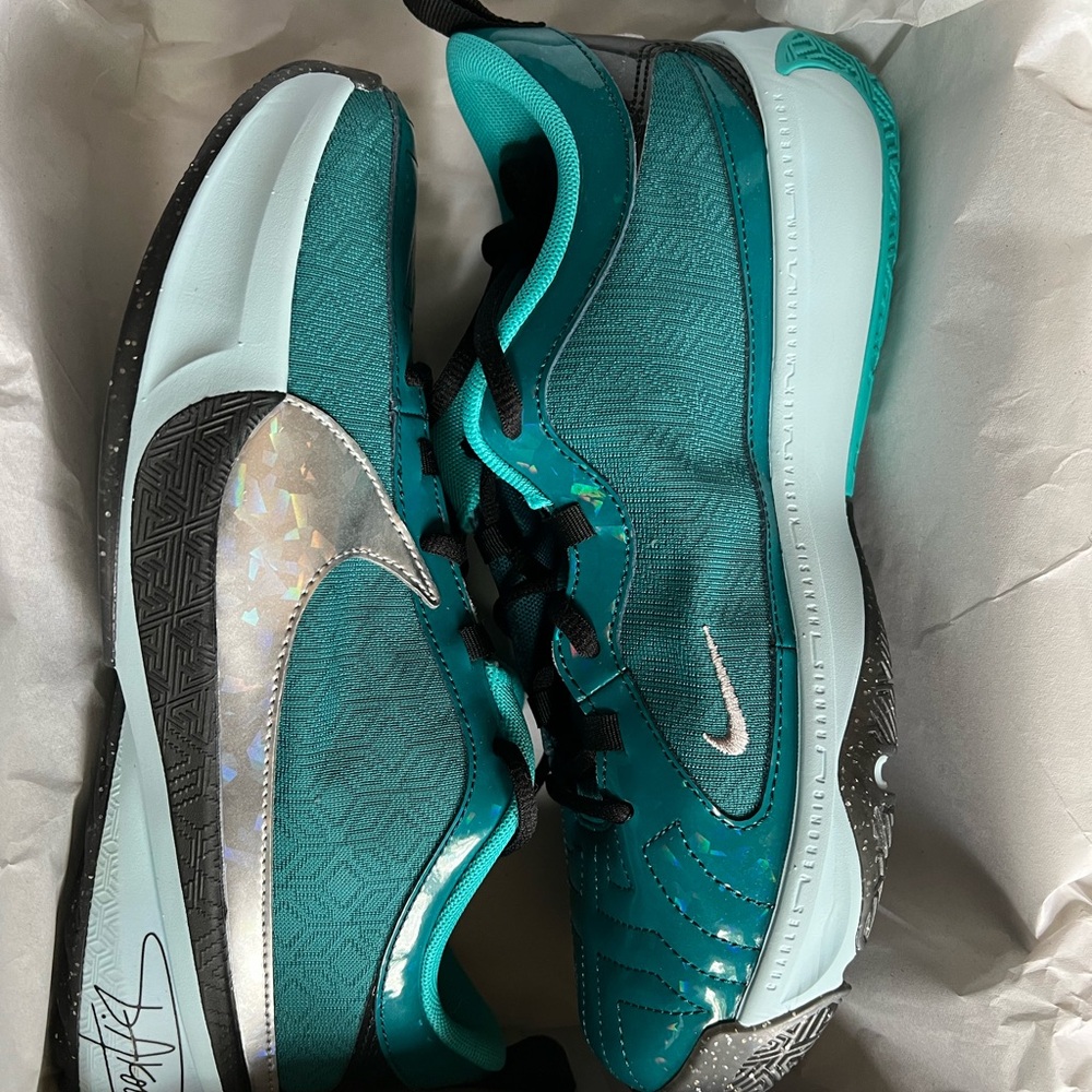 Nike Freak 5 SE GS in Teal and Silver